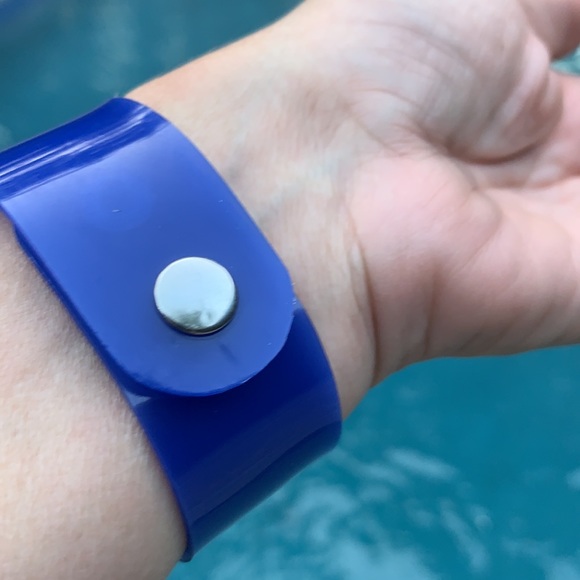 New High Fashion Star Fish Bracelet, Blue Vinyl - Picture 4 of 5
